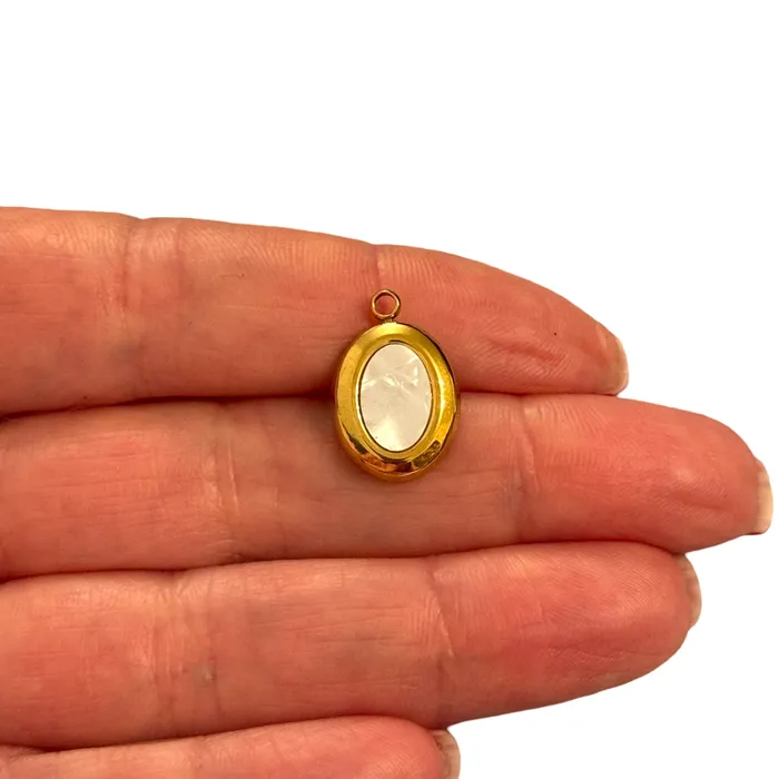 Waterproof Stainless Steel Oval Pendant Gold Mother of Pearl Peppy Beads Necklaces Waterproof Stainless Steel Oval Pendant Gold Mother of Pearl Peppy Beads Necklaces