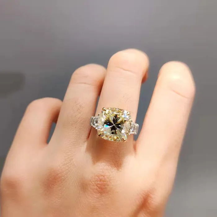 7 Carat Cushion Cut Moissanite Ring KM Color Three Stone Basket Tapered Shank Leyloon Jewelry Rings