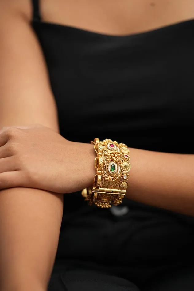 Attrangi PreStyled Sets Kunti Thick Gold Kantha Kada Sone Pe Suhaga