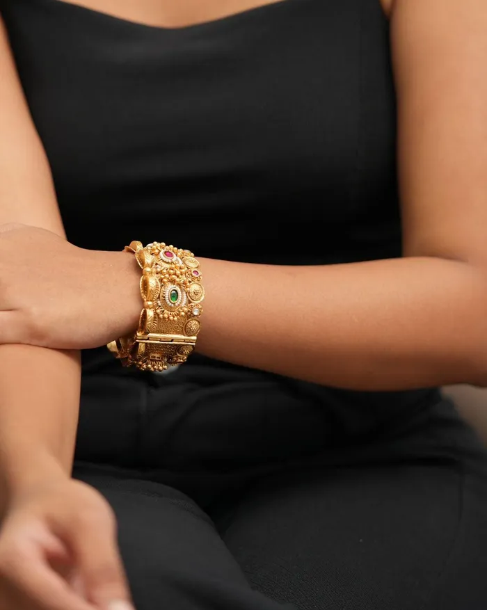 Attrangi PreStyled Sets Kunti Thick Gold Kantha Kada Sone Pe Suhaga