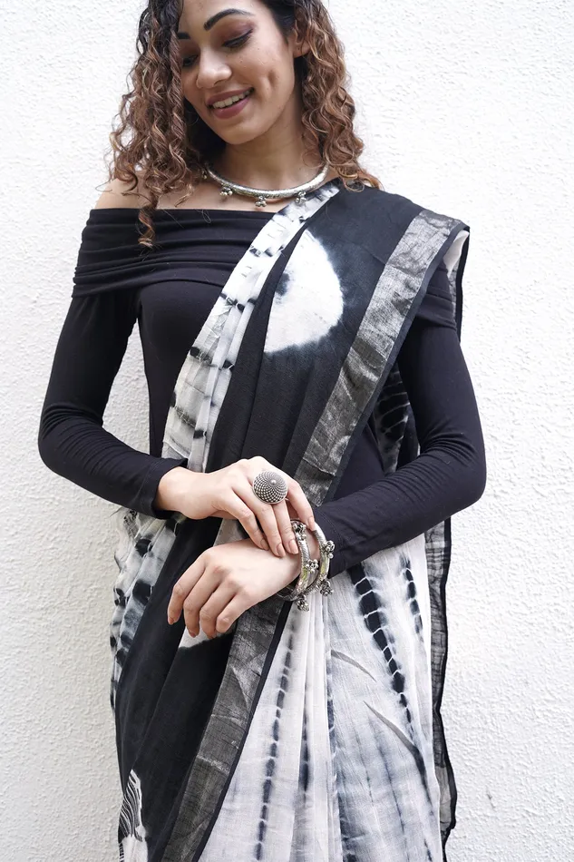 Teejh Necklaces Teejh Midnight Sky Black and White Tie Dye Linen Cotton Saree With Blouse Piece Teejh Necklaces Teejh Midnight Sky Black and White Tie Dye Linen Cotton Saree With Blouse Piece