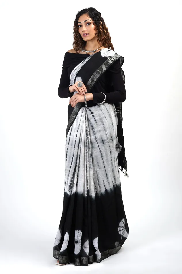 Teejh Necklaces Teejh Midnight Sky Black and White Tie Dye Linen Cotton Saree With Blouse Piece Teejh Necklaces Teejh Midnight Sky Black and White Tie Dye Linen Cotton Saree With Blouse Piece