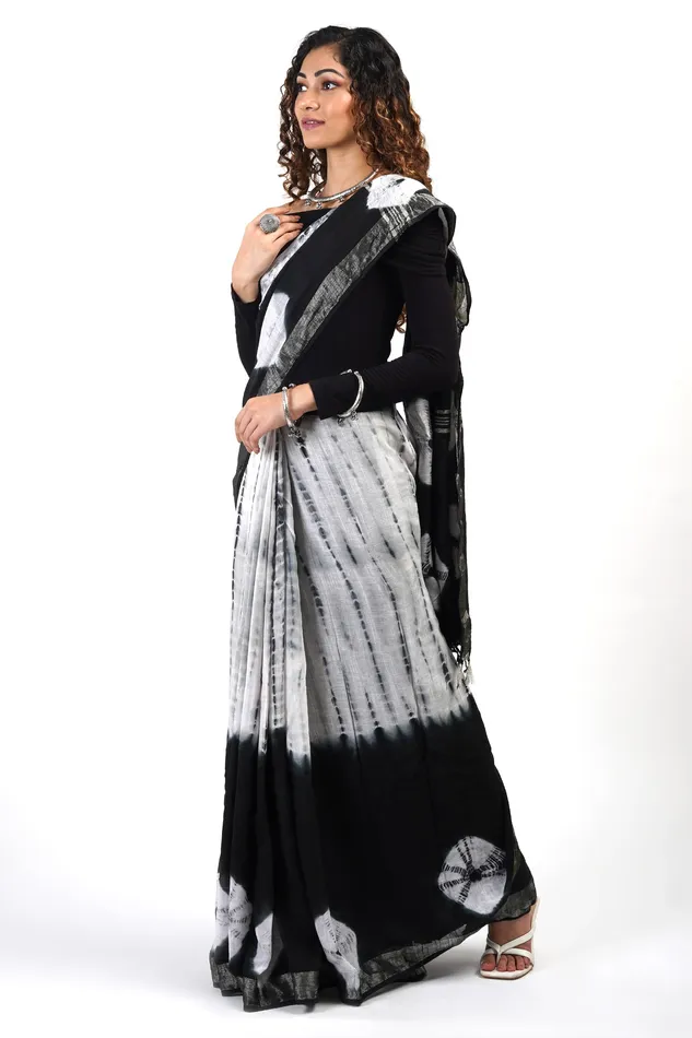 Teejh Necklaces Teejh Midnight Sky Black and White Tie Dye Linen Cotton Saree With Blouse Piece Teejh Necklaces Teejh Midnight Sky Black and White Tie Dye Linen Cotton Saree With Blouse Piece