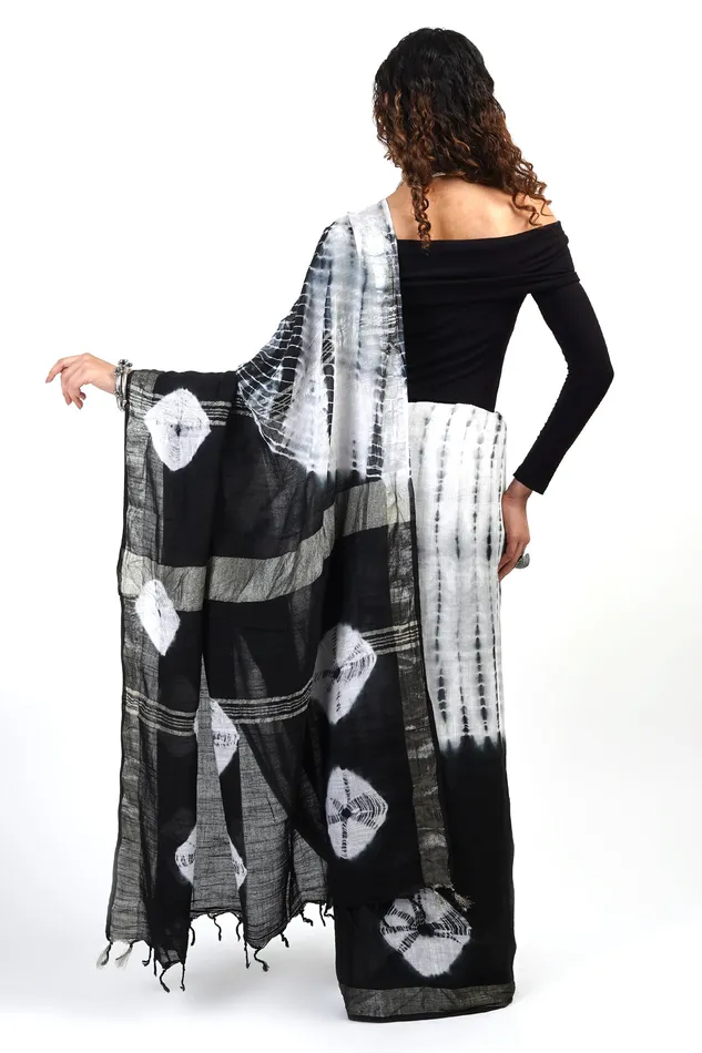 Teejh Necklaces Teejh Midnight Sky Black and White Tie Dye Linen Cotton Saree With Blouse Piece Teejh Necklaces Teejh Midnight Sky Black and White Tie Dye Linen Cotton Saree With Blouse Piece