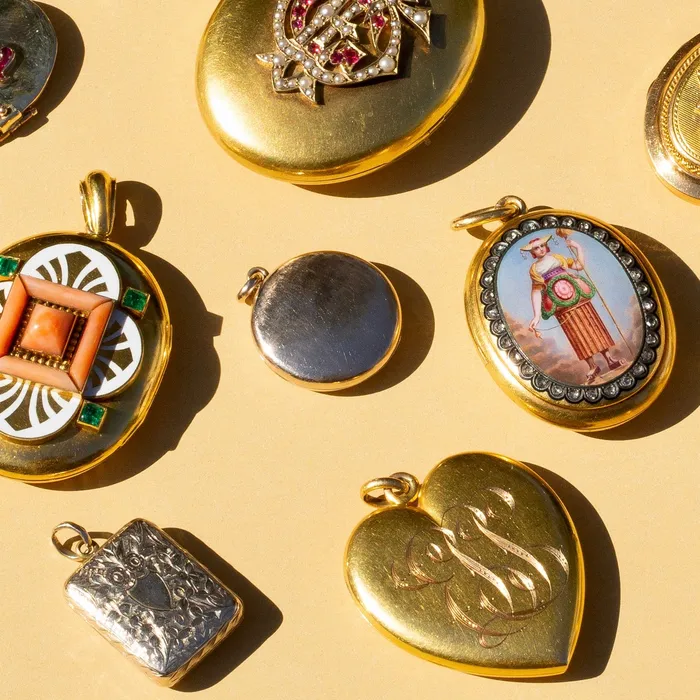 Vintage Necklaces Accordion Folding 9k Gold Round Locket