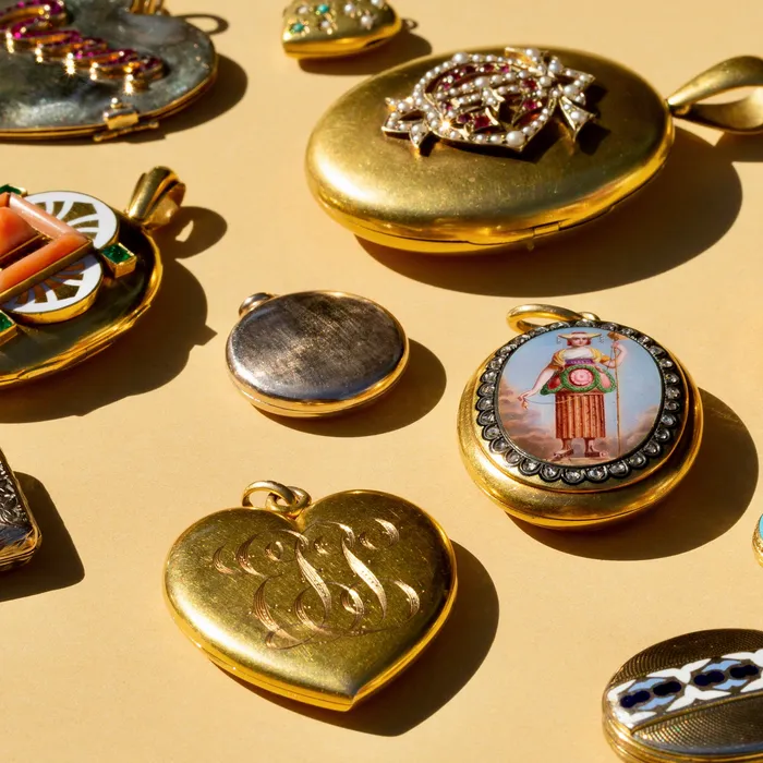 Vintage Necklaces Accordion Folding 9k Gold Round Locket