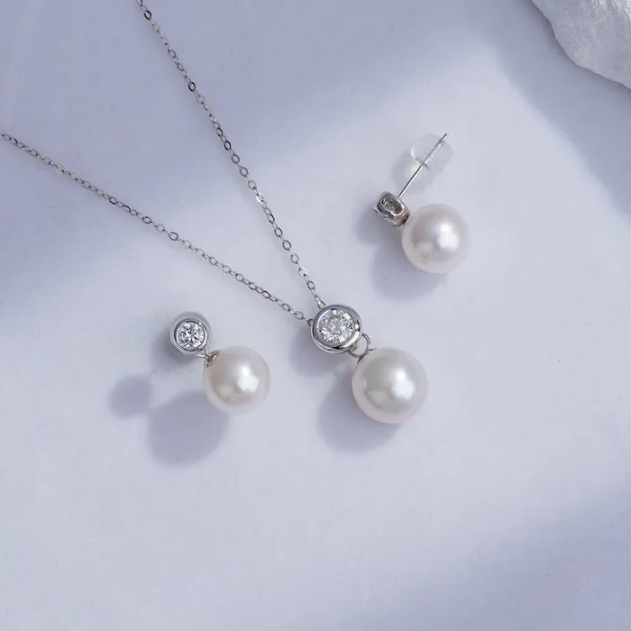 Earrings Pearly Lustre 18k Gold Freshwater Pearl Earrings KE00099