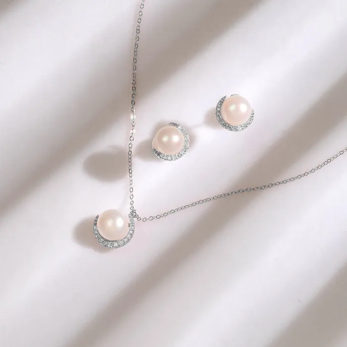Earrings Pearly Lustre Elegant Freshwater Pearl Earrings WE00091
