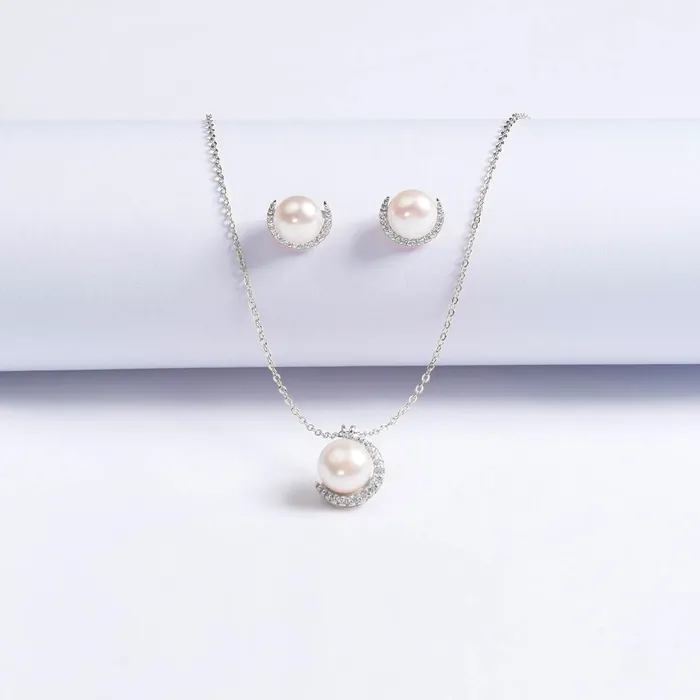 Earrings Pearly Lustre Elegant Freshwater Pearl Earrings WE00091