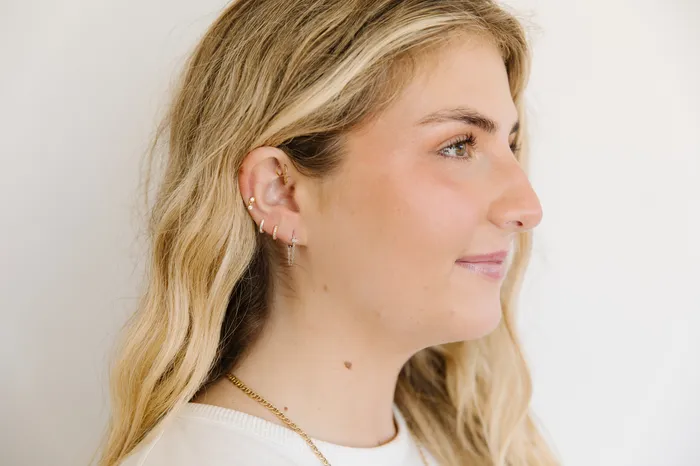 Earrings WANTME Tiny Chains Huggies