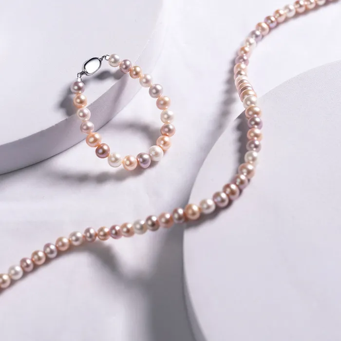 Necklaces Pearly Lustre Elegant Freshwater Pearl Necklace WN00338