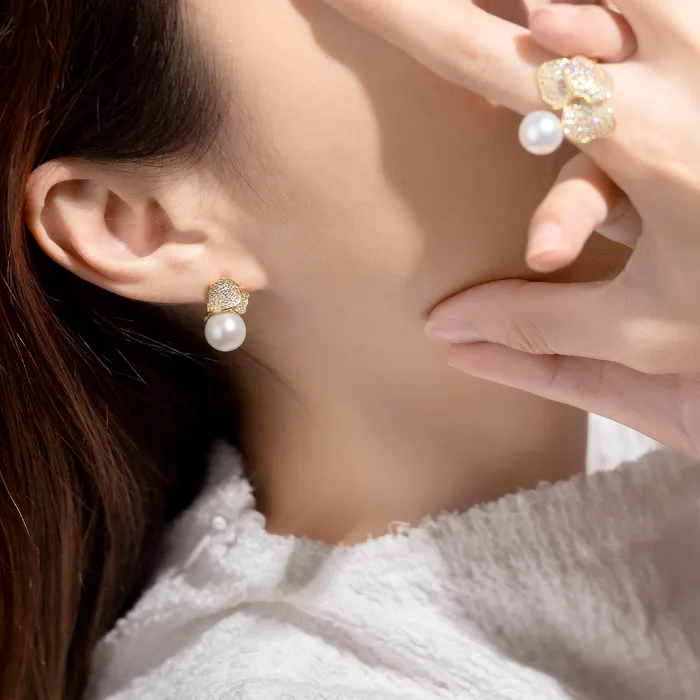 Pearly Lustre Earrings Elegant Freshwater Pearl Earrings WE00518 GARDENS